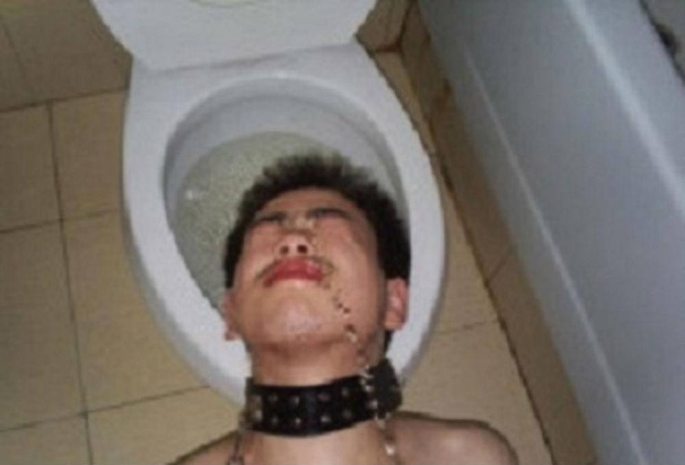 Aziatische Toiletboy Zoek Lieve Man Dame Die Me Kan Opleiden Tot Extreemslaaf Kinky, Extreme & Bizarre Sm