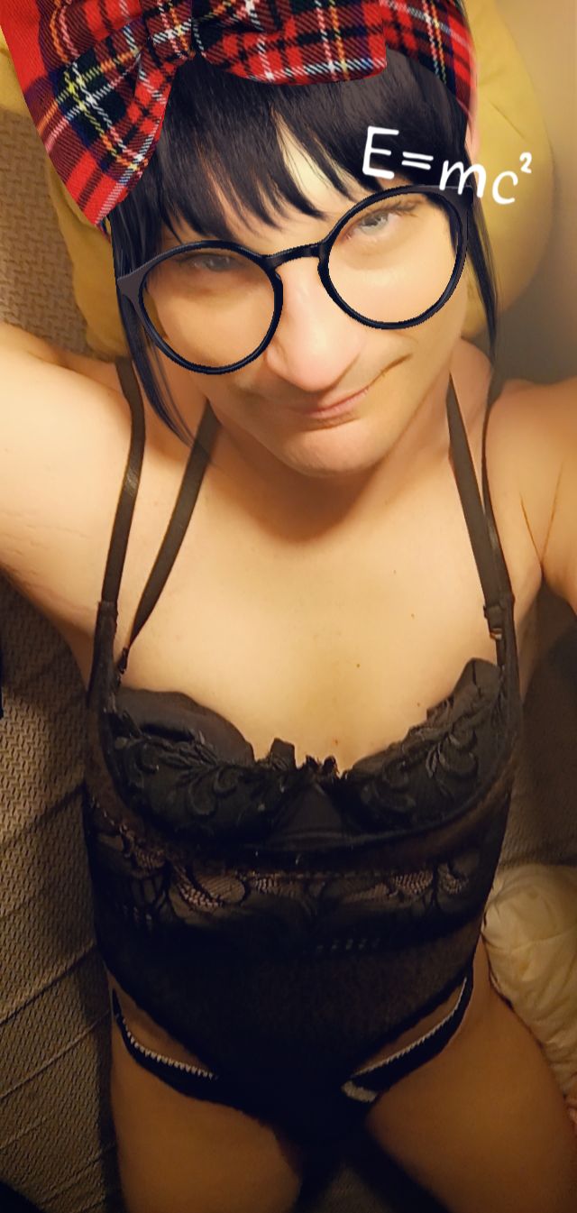 ZEER ONDERDANIGE BI IS OP ZOEK NAAR EXTRA GELD OM HET APPARTEMENT TE BETALEN Travestie Prive/escort