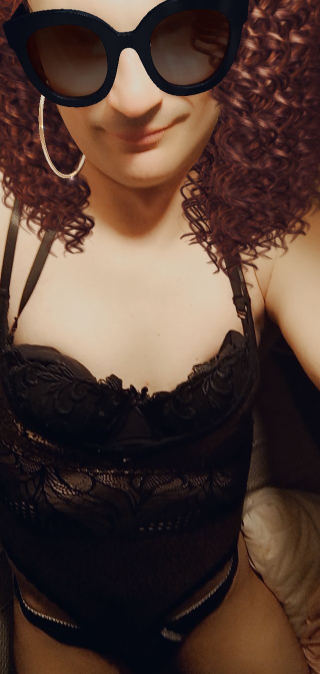 ZEER ONDERDANIGE BI IS OP ZOEK NAAR EXTRA GELD OM HET APPARTEMENT TE BETALEN Travestie Prive/escort