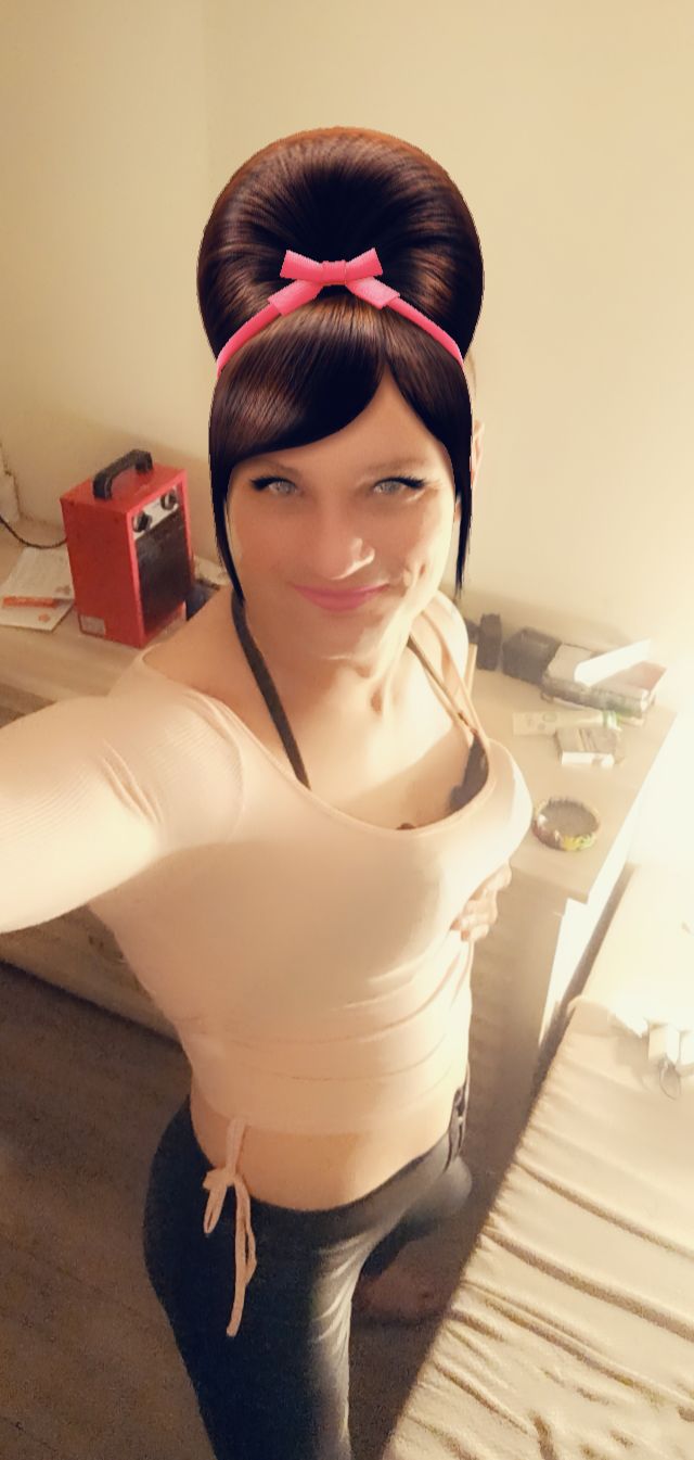 ZEER ONDERDANIGE BI IS OP ZOEK NAAR EXTRA GELD OM HET APPARTEMENT TE BETALEN Travestie Prive/escort