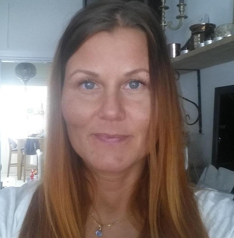 Samen Gezellig Met Een Wijntje Op De Bank! Vrouw Zoekt Man