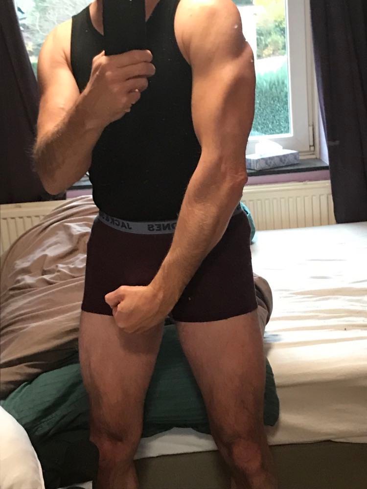 Potente Verzorgde Sportieve Man Man Zoekt Rijpe Vrouw