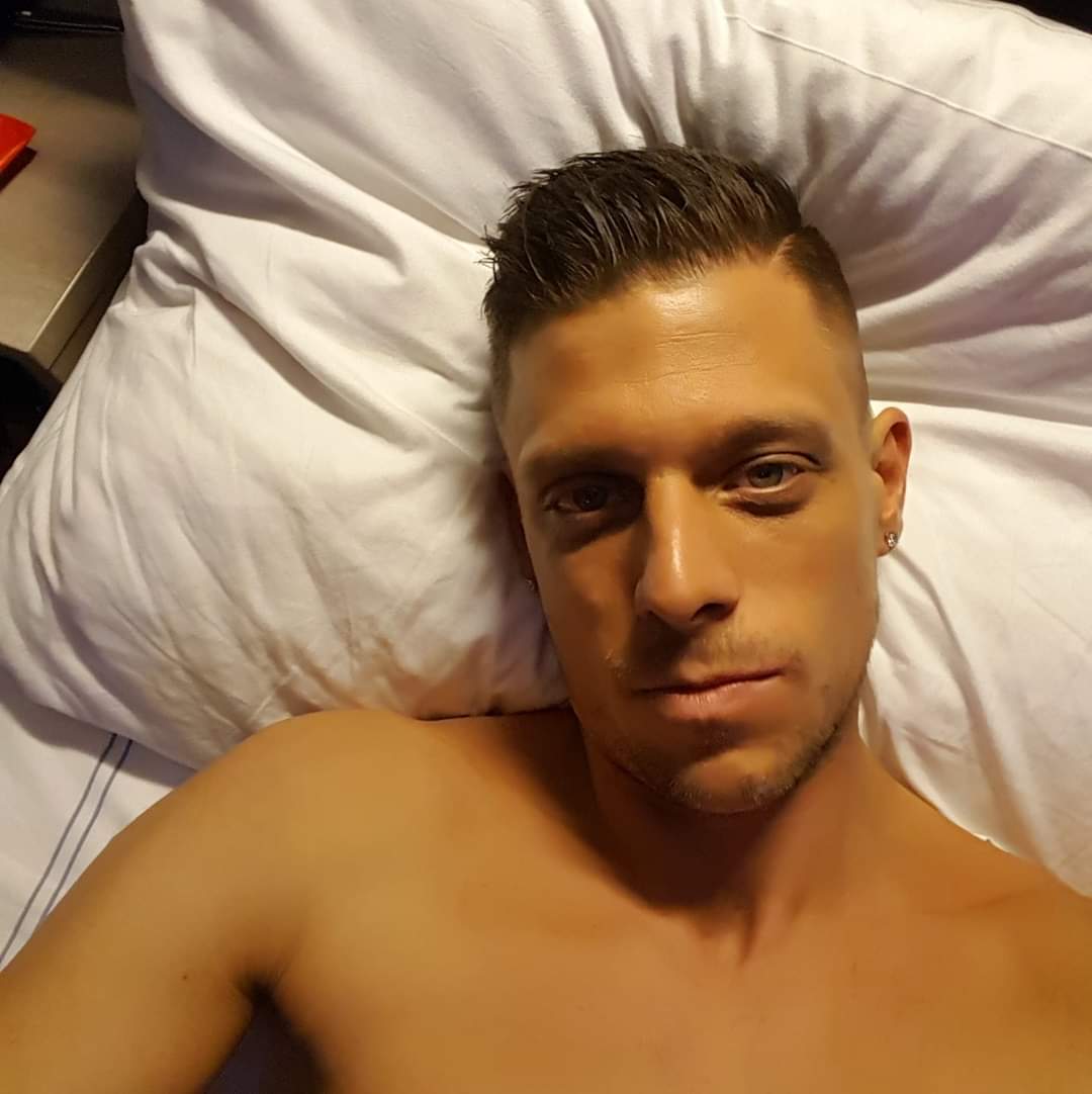 Jonge Fitte Man Die Op Zoek Is Naar Oudere Vrouwen Die Sex Willen Met Een Man Met Hoog Libido En Uithoudingsvermogen Man Zoekt Vrouw