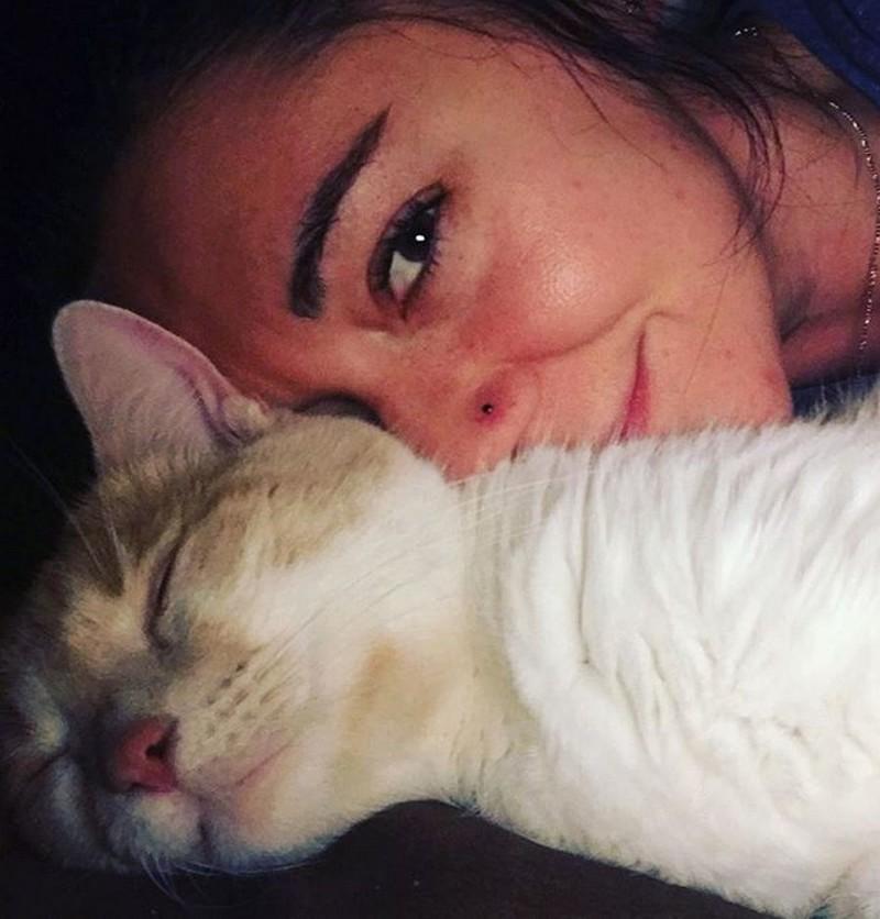 Ze Heeft Een Kat Die Kitty Heet Vrouw Zoekt Man