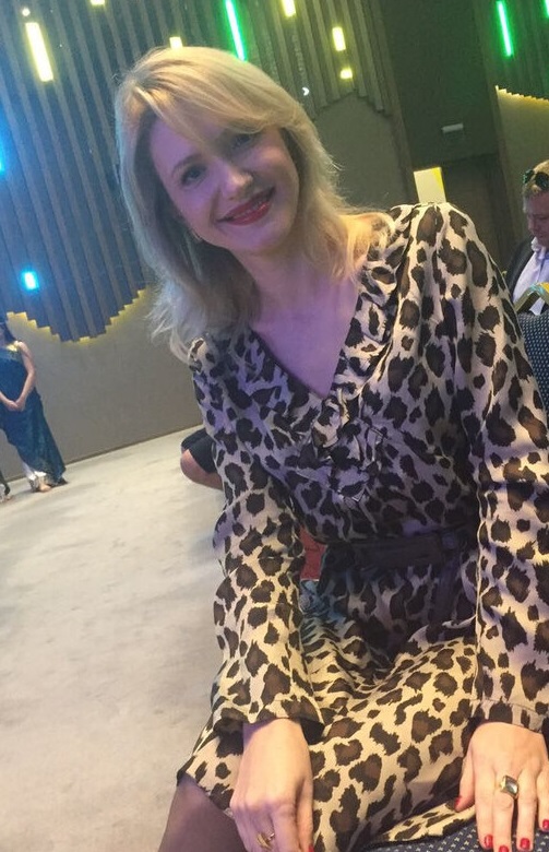 Wie Weet Heb Ik Toch Ergens Een Serieuze Date? Vrouw Zoekt Man
