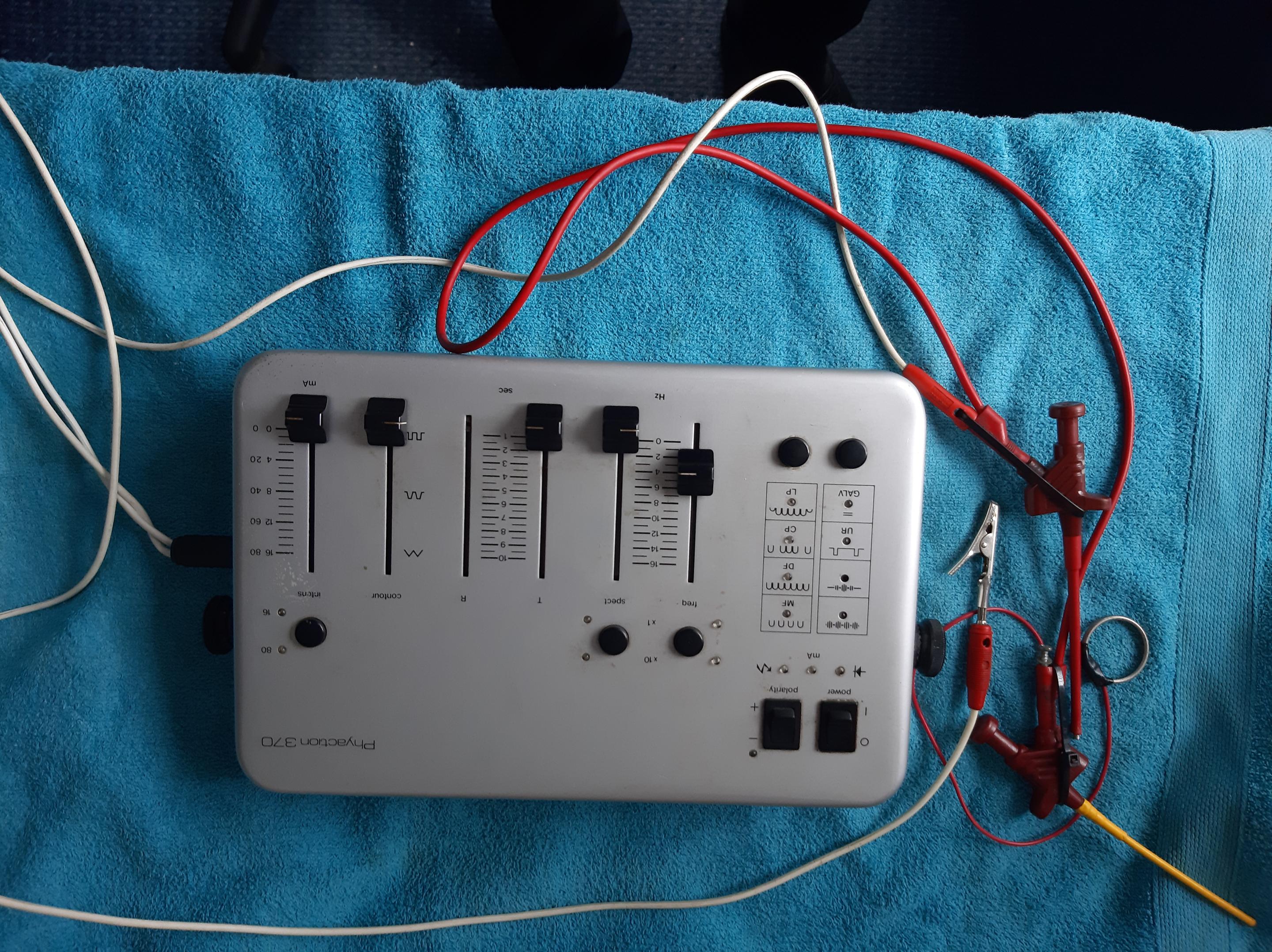 Electrische Stimulatie Van Clitoris En Anus. Man Zoekt Vrouw
