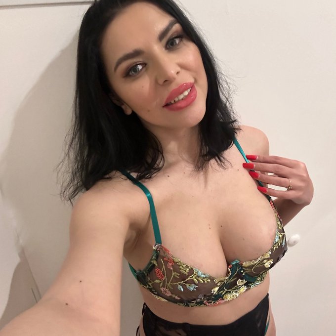 KIRA QUEENS — Elegance, Charm & Private Companionship Escort & Hotel Ontvangst