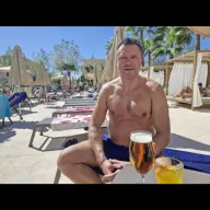 Goeduitziende Vijftiger Zoekt Vollere Vrouw