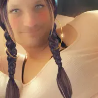 ZEER ONDERDANIGE BI IS OP ZOEK NAAR EXTRA GELD OM HET APPARTEMENT TE BETALEN Travestie Prive/escort