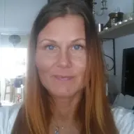 Samen Gezellig Met Een Wijntje Op De Bank! Vrouw Zoekt Man