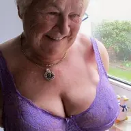 Wil Jij Deze Blije Oma Komen Verwennen Zodat Ik Toch Nog Aan Mijn Trekken Kom? Vrouw Zoekt Man