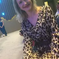 Wie Weet Heb Ik Toch Ergens Een Serieuze Date? Vrouw Zoekt Man